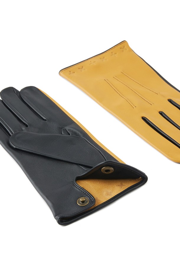 란도 터치스크린 드라이빙 장갑 - 코르크는 남성용 소가죽 장갑으로, 봄, 가을, 겨울에 착용하기 좋습니다. 부드러운 촉감의 헤어쉽 가죽을 사용하여 편안하며, 슬림핏 디자인과 손가락 통풍구로 쾌적함을 더했습니다. 터치스크린 기능으로 스마트 기기 사용이 용이하며, 스티치 라인과 크로스 엠보싱이 클래식하고 미니멀한 디자인을 완성합니다. 운전 및 일상생활에서 세련된 겨울 데일리룩을 연출해보세요. 코르크 색상 외 블랙 색상도 준비되어 있습니다.
