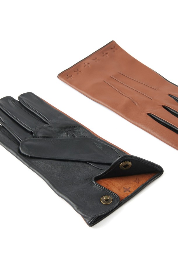 란도 터치스크린 드라이빙 장갑 - 탄은 부드러운 양가죽 소재로 제작되어 뛰어난 착용감과 그립감을 제공합니다. 드라이빙과 일상에서 모두 활용 가능한 실용적인 아이템으로, 터치스크린을 지원하여 스마트 기기 사용이 편리합니다. 얇은 두께감과 통기구멍, 너클홀 등의 디자인 디테일은 시크하고 미니멀한 스타일을 완성합니다. 손등의 크로스 엠보싱과 3라인 스티치, 인심 스티치 마감, 포셰트 구조, 밀착 핏을 통해 고급스러움을 더했습니다. 데이트룩이나 겨울 데일리룩에 클래식한 멋을 더해보세요.
