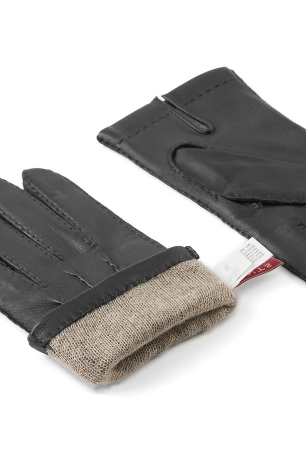 샤프츠베리 터치스크린 남성 가죽 장갑 - 블랙은 클래식하고 미니멀한 스타일의 남성용 장갑입니다. 부드러운 가죽 소재로 제작되어 가을과 겨울에 따뜻하게 착용할 수 있습니다. 무지 디자인에 스티치 장식이 더해져 고급스러움을 더합니다. 터치스크린 기능이 있어 장갑을 착용한 채로 스마트폰 사용이 가능합니다. 블랙 컬러로 어떤 의상에도 잘 어울려 일상에서 활용도가 높습니다.
