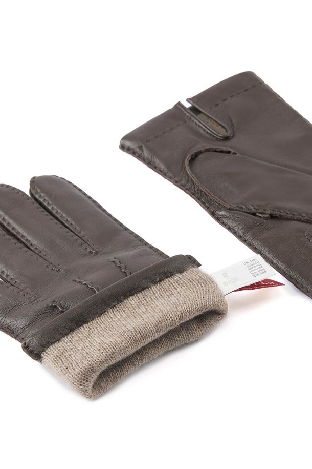 샤프츠베리(Shaftesbury) 터치스크린 남성 가죽 장갑 - 브라운은 부드러운 소가죽 소재로 제작되어 가을과 겨울, 출근룩에 멋을 더하는 남성용 장갑입니다. 무지 디자인에 브라운 컬러로 클래식하고 미니멀한 스타일을 연출합니다. 터치스크린 기능을 갖춰 스마트 기기 사용이 편리하며, 부드러운 촉감으로 편안한 착용감을 제공합니다. 세련된 디자인으로 어떤 옷차림에도 잘 어울리며, 당신의 스타일을 한층 더 고급스럽게 만들어 줍니다.
