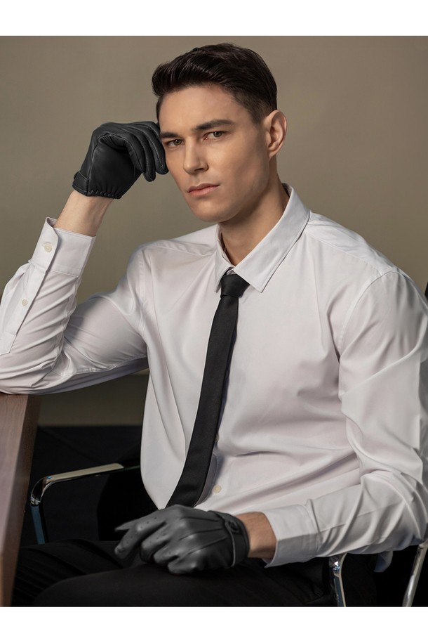 플레밍 드라이빙 장갑 - 블랙은 부드러운 헤어쉽 가죽과 가죽 소재로 제작된 남성용 장갑입니다. 사계절 착용 가능하며, 클래식, 미니멀, 시크 스타일을 연출하기에 좋습니다. 섬세한 클래식 3라인 핸드 스티칭과 손바닥 크로스 라인, 슬림핏 디자인으로 고급스러움을 더했습니다. 로고 엠보싱 스트랩과 하프 피케 스티칭, 인심 스티칭 디테일이 특징이며, 통기성과 그립감을 높여 운전 시 편안함을 제공합니다. 출근룩이나 비즈니스 캐주얼에 매치하여 세련된 스타일을 완성해보세요.
