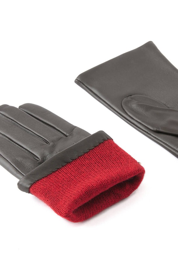 메이지 터치스크린 여성 가죽장갑 - 모카는 가을과 겨울, 출근룩에 잘 어울리는 여성용 장갑입니다. 부드러운 촉감의 가죽 소재로 제작되었으며, 미니멀하고 클래식한 디자인을 자랑합니다. 얇은 두께감으로 편안한 착용감을 선사하며, 모카 컬러가 세련된 분위기를 더합니다. 특히 터치스크린 기능이 있어 스마트 기기 사용이 편리합니다. 일상생활에서 스타일과 실용성을 동시에 만족시키는 아이템입니다.
