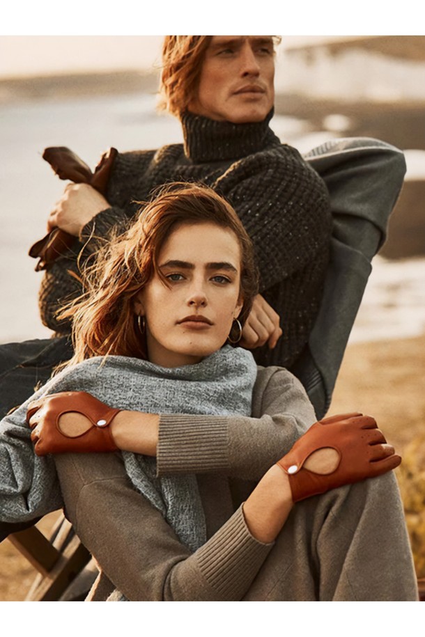 트럭스턴 여성 드라이빙 장갑 - 꼬냑은 부드러운 헤어쉽 가죽과 풀그레인 가죽을 사용하여 제작된 여성용 장갑입니다. 은은한 광택과 얇은 두께감, 손의 움직임을 고려한 입체적 설계가 특징이며, 밀착핏으로 편안한 착용감을 선사합니다. 통풍구멍과 하프 피겨 봉제 디테일은 클래식, 미니멀, 시크한 스타일을 연출하며, 봄, 가을, 겨울 계절에 드라이빙 또는 일상용으로 착용하기 좋습니다. 3-4면의 입체적 패턴 설계와 내구성이 강한 가죽으로 제작되어 오랫동안 사용할 수 있으며, 손목까지 오는 짧은 길이감으로 세련된 룩을 완성합니다.
