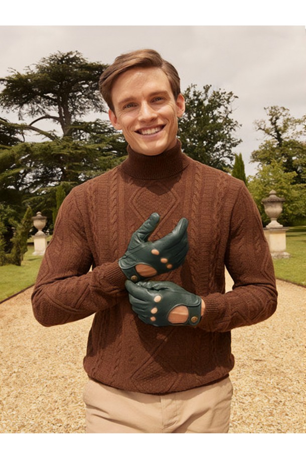 델타 드라이빙 장갑 - 그린은 남녀 모두 착용 가능한 가죽 드라이빙 장갑입니다. 부드러운 소가죽 소재로 제작되었으며, 봄, 가을, 겨울 계절에 착용하기 좋습니다. 클래식, 미니멀, 시크 스타일을 연출하기 좋으며, 데이트룩이나 겨울 데일리룩에 매치하기 좋습니다. 통기성을 위한 손가락 통기구멍과 너클홀, 그리고 그립감을 높이는 디자인이 특징입니다. 스냅 버튼과 인심 스티칭, 짧은 기장, 3-4조각 손가락 구조로 섬세함을 더했습니다.
