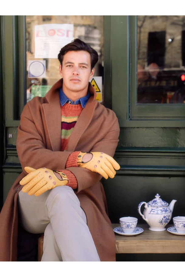 델타 드라이빙 장갑 - 코르크는 남성용 드라이빙 장갑으로, 헤어쉽 가죽 소재를 사용하여 부드러운 촉감과 얇은 두께로 제작되었습니다. 클래식한 디자인에 너클홀, 통기구멍, 스냅 버튼 등의 디테일이 돋보이며, 코르크, 블랙, 그린, 탠 등 다양한 컬러 옵션을 제공합니다. 풀그레인 레더와 자연스러운 텍스처, 고밀도 표면 처리가 특징이며, 해부학적 패턴 디자인과 인심 스티칭, 3-4조각 포셰트 패턴으로 드라이빙 시 뛰어난 그립감과 통기성, 온도 조절 기능을 선사합니다. 여행룩이나 비즈니스 캐주얼과 같은 TPO는 물론, 클래식, 미니멀, 시크 스타일을 즐기는 분들께 적합합니다.
