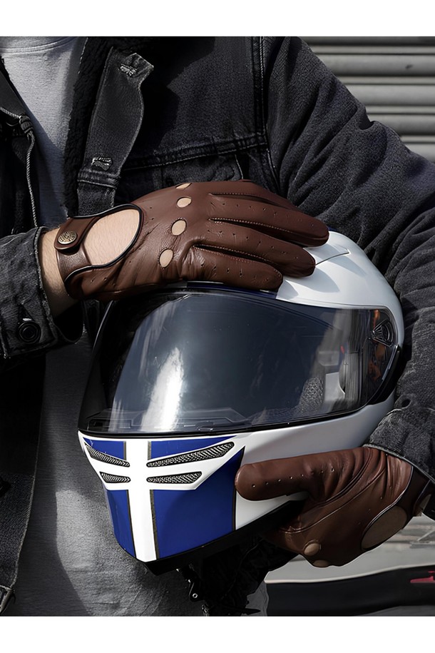 델타 드라이빙 장갑 - 탄은 부드러운 소가죽 소재로 제작되어 뛰어난 착용감을 선사합니다. 클래식하면서도 미니멀한 디자인으로 데이트룩에 잘 어울립니다. 통기성과 흡습 기능이 있어 쾌적하게 사용할 수 있으며, 손등 및 손가락 통기구멍과 그립감 강화 디자인이 특징입니다. 인심 스티칭과 짧은 기장으로 활동성을 높였으며, 3-4 패널 손가락 구조로 편안함을 더했습니다. 탄, 블랙, 그린, 코크 총 4가지 컬러로 만나보세요.
