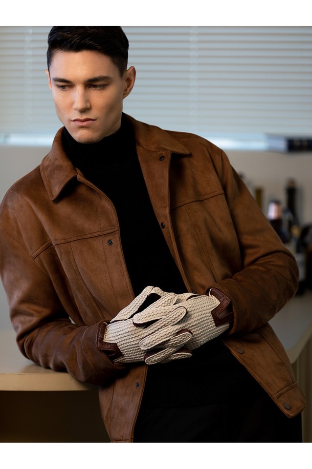 랭커스터 드라이빙 장갑 - 탄은 부드러운 소가죽과 면 소재로 제작되어 봄, 여름철 드라이빙 시 쾌적함을 선사합니다. 탄색 컬러에 크로셰 니트 패턴, 펀칭 디테일이 돋보이는 빈티지 스타일의 장갑입니다. 손바닥 부분은 헤어쉽 가죽을 사용하여 내구성을 높였으며, 프릭심 스티칭 공법과 3-4 패널 손가락 거셋으로 편안한 착용감을 제공합니다. 통기성과 흡습 기능으로 땀이 차는 것을 방지하며, 안감 없는 디자인으로 더욱 가볍게 사용할 수 있습니다. 데이트룩, 여행룩 등 다양한 TPO에 클래식, 미니멀, 캐주얼 스타일로 연출하기 좋습니다.
