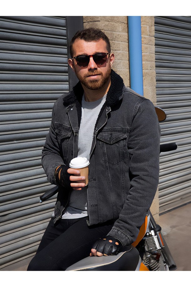 스네터튼 드라이빙 장갑 - 블랙은 부드러운 양가죽 소재로 제작되어 자연스러운 광택과 고급스러운 촉감을 선사합니다. 펀칭 처리된 디자인과 통기구가 적용되어 여름철에도 쾌적한 착용감을 유지하며, 그립감을 높여 드라이빙 시 안정적인 핸들링을 돕습니다. 핑거리스, 너클홀, 손바닥 스티칭, 3-4 패널 손가락 구조, 프릭심 스티칭 구조, 인체 공학적 디자인을 통해 클래식, 미니멀, 캐주얼 스타일의 여행룩, 휴가룩을 완성할 수 있습니다. 뛰어난 내구성을 자랑하며, 경량으로 제작되어 편안한 착용감을 제공합니다.
