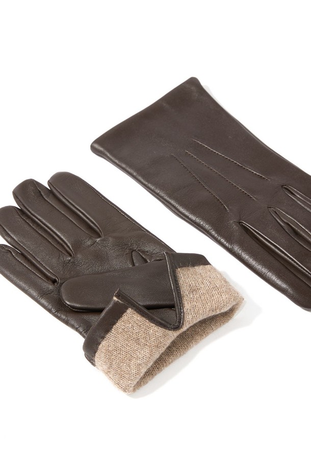 앤도버 터치스크린 남성 가죽 장갑 - 브라운은 가을, 겨울철 일상에서 착용하기 좋은 남성용 장갑입니다. 부드러운 촉감의 가죽 소재로 제작되어 편안한 착용감을 선사하며, 미니멀하고 클래식한 디자인으로 출근룩이나 데이트룩에 모두 잘 어울립니다. 터치스크린 기능을 갖춰 스마트폰 사용이 편리하며, 브라운 컬러는 어떤 스타일에도 쉽게 매치할 수 있습니다.
