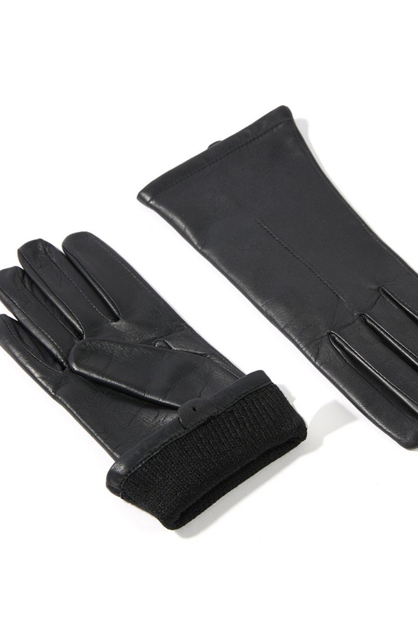 지니 여성 가죽 장갑 - 블랙은 부드러운 소가죽 소재로 제작되어 가을, 겨울철 보온성을 높여주는 장갑입니다. 무지 디자인에 손목 밴딩 디테일로 클래식하고 미니멀한 스타일을 연출합니다. 두꺼운 두께감으로 추운 날씨에도 따뜻하게 착용 가능하며, 출근룩에 고급스러움을 더해줍니다. 블랙 컬러로 어떤 옷에도 잘 어울려 데일리 아이템으로 활용하기 좋습니다.
