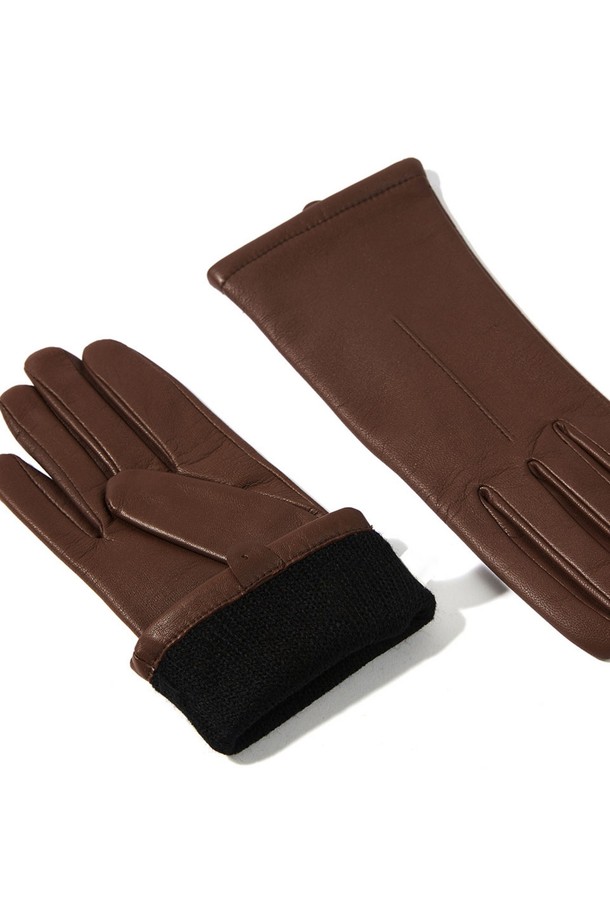 지니 여성 가죽 장갑 - 체스트넛은 가을, 겨울철에 따뜻하게 손을 보호해주는 여성용 장갑입니다. 부드러운 촉감의 가죽 소재로 제작되어 편안한 착용감을 선사하며, 손목 밴딩 디테일로 활동성을 더했습니다. 클래식하고 미니멀한 디자인으로, 출근룩에 세련된 포인트를 더할 수 있습니다. 체스트넛 컬러는 어떤 스타일에도 잘 어울려 데일리 아이템으로 활용하기 좋습니다. 일상생활에서 보온성과 스타일을 모두 만족시키는 가죽 장갑입니다.
