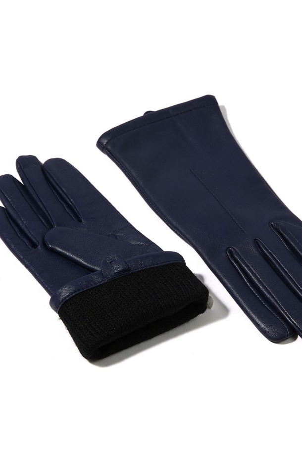 지니 여성 가죽장갑 - 네이비는 가을, 겨울철 여성의 손을 따뜻하게 보호해 줄 장갑입니다. 부드러운 가죽 소재로 제작되어 편안한 착용감을 선사하며, 얇은 두께로 디자인되어 답답함 없이 일상생활에서 활용하기 좋습니다. 무지 디자인과 네이비 컬러는 어떤 스타일에도 잘 어울려 출근룩이나 미니멀, 클래식한 스타일에 매치하기 용이합니다. 보온 기능을 갖춰 추운 날씨에도 따뜻함을 유지할 수 있습니다.
