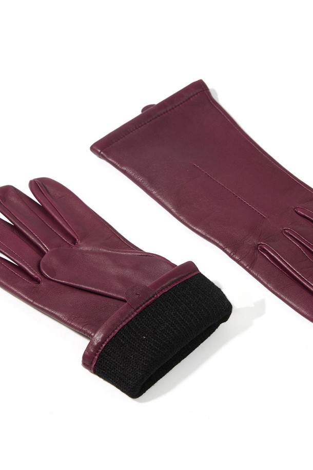 지니 여성 가죽장갑 - 카시스는 가을, 겨울철 여성의 손을 따뜻하게 감싸줄 장갑입니다. 부드러운 소가죽 소재로 제작되어 뛰어난 촉감을 자랑하며, 카시스와 버건디 두 가지 컬러로 제공됩니다. 일상뿐만 아니라 출근룩, 모임룩에도 잘 어울리는 클래식, 미니멀, 시크 스타일을 연출할 수 있습니다. 손목 부분의 섬세한 디테일이 돋보이며, 보온 기능을 갖춰 추운 날씨에도 따뜻함을 유지해 줍니다. 무지 디자인으로 어떤 스타일에도 매치하기 용이합니다.
