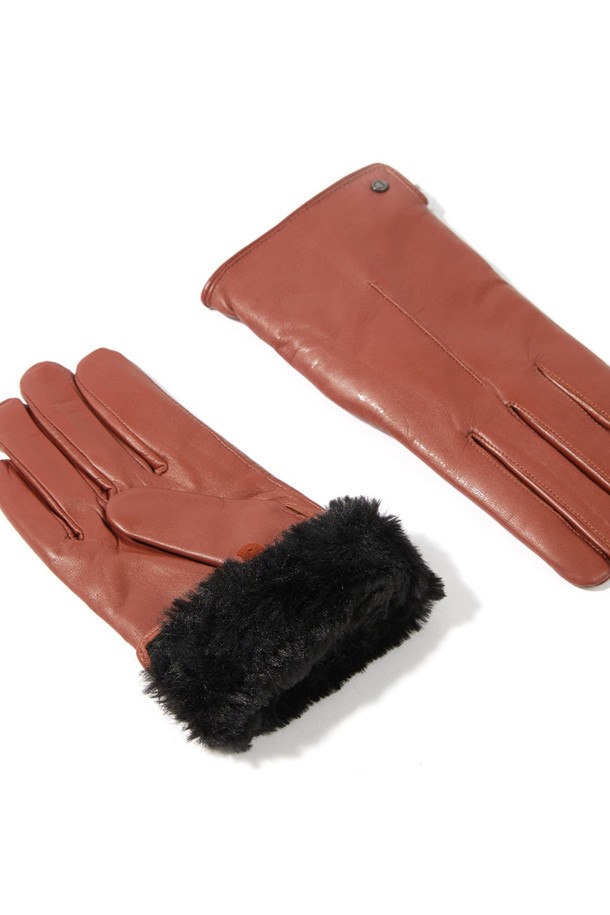 마리아 터치스크린 여성 가죽장갑 - 꼬냑은 부드러운 소가죽 소재로 제작되어 뛰어난 착용감을 선사합니다. 겨울철 따뜻함을 책임지는 두꺼운 두께와 은은한 광택이 돋보이는 꼬냑 컬러가 특징입니다. 클래식하고 미니멀한 디자인으로 출근룩에 세련됨을 더하며, 터치스크린 기능을 통해 스마트 기기 사용의 편리성을 제공합니다. 손끝까지 섬세하게 디자인되어 촉촉하고 부드러운 감촉을 느낄 수 있습니다.
