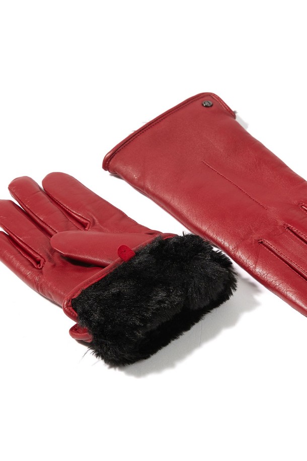 마리아 터치스크린 여성 가죽장갑 - 베리는 클래식하고 미니멀한 스타일을 추구하는 여성분들을 위한 겨울철 필수 아이템입니다. 부드러운 가죽 소재로 제작되어 뛰어난 착용감을 선사하며, 베리 컬러로 세련된 분위기를 더합니다. 장갑 전체에 무지 디자인을 적용하여 어떤 스타일에도 잘 어울립니다. 터치스크린 기능을 탑재하여 추운 겨울에도 스마트 기기 사용이 편리합니다. 일상생활에서 따뜻함과 스타일을 동시에 잡을 수 있는 실용적인 장갑입니다.
