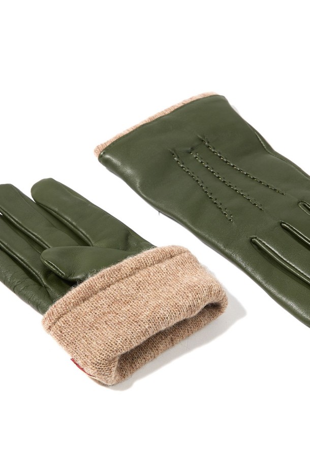 세련된 스타일을 완성하는 로레인 여성 가죽 장갑입니다. 부드러운 가죽 소재로 제작되어 따뜻하고 편안한 착용감을 선사하며, 세련된 세이지 컬러가 어떤 스타일에도 잘 어울립니다. 가을, 겨울철 보온성을 책임지는 필수 아이템으로, 무지 디자인에 클래식하고 미니멀한 감성을 더했습니다. 일상 속에서 당신의 손을 따뜻하게 보호하세요.
