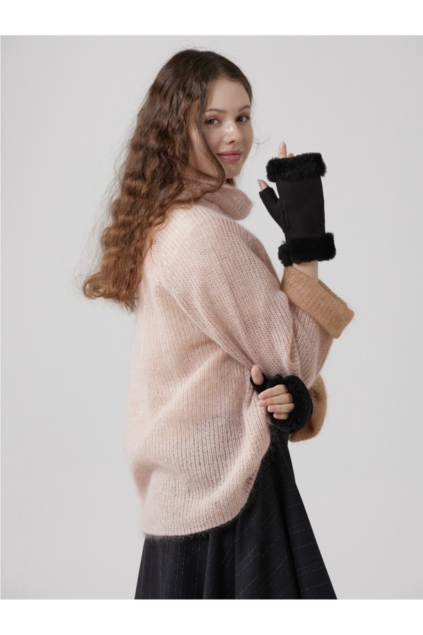 베라 헤어쉽(Vera Hairship) 여성 가죽 장갑 - 블랙 스웨이드입니다. 부드러운 스웨이드 소재로 제작되어 뛰어난 촉감을 자랑하며, 추운 겨울철 보온성을 책임집니다. 손목 부분의 퍼(Fur) 디테일이 고급스러움을 더하며 클래식하고 미니멀한 스타일을 연출합니다. 블랙 컬러의 무지 디자인으로 어떤 옷에도 잘 어울려 일상에서 활용하기 좋습니다. 두꺼운 두께감으로 따뜻하게 손을 보호해주는 겨울 필수 아이템입니다.
