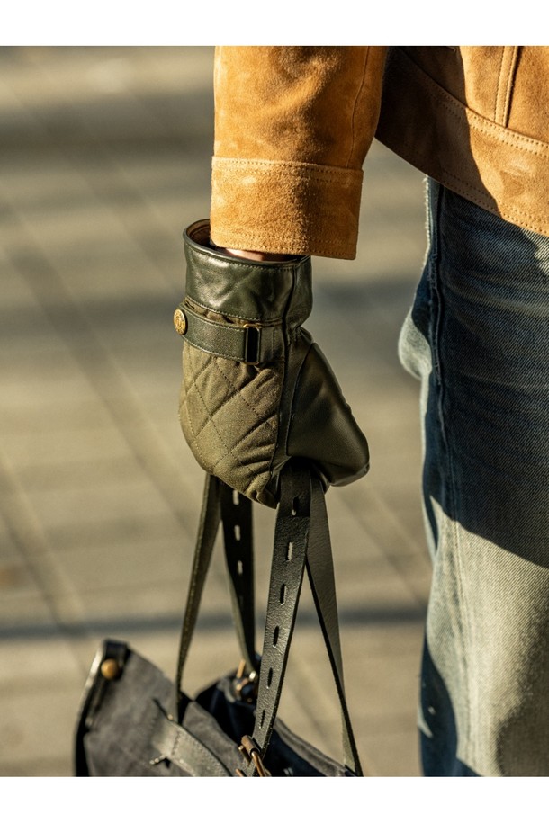브루톤 터치스크린 남성 가죽장갑 - 올리브는 가을, 겨울철에 착용하기 좋은 남성용 장갑입니다. 부드러운 가죽 소재와 퀄팅 처리로 고급스러운 디자인을 자랑하며, 손목 스트랩과 버클 장식으로 포인트를 더했습니다. 터치스크린 기능을 갖춰 스마트폰 사용이 편리하며, 두꺼운 두께감으로 보온성을 높였습니다. 출근룩과 모임룩 모두에 잘 어울리는 클래식, 미니멀, 캐주얼 스타일의 필수 아이템입니다.
