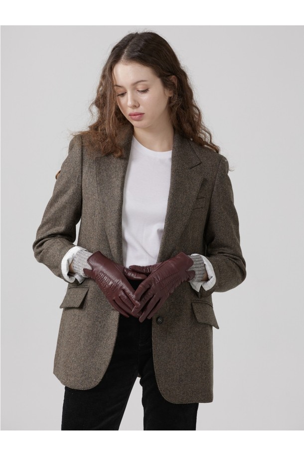 타마라 여성 가죽 장갑 - 클라렛은 가을과 겨울, 추운 계절에 따뜻하게 손을 보호해 줄 여성용 장갑입니다. 부드러운 촉감의 가죽 소재와 니트 커프스의 조화가 돋보이며, 클래식하면서도 미니멀한 스타일을 연출합니다. 클라렛, 버건디, 그레이 3가지 색상으로 제공되어, 어떤 의상에도 잘 어울립니다. 손목 부분의 니트 디테일이 디자인의 포인트가 되어 고급스러움을 더합니다. 일상생활에서 보온성을 유지하며 세련된 스타일을 완성해 보세요.
