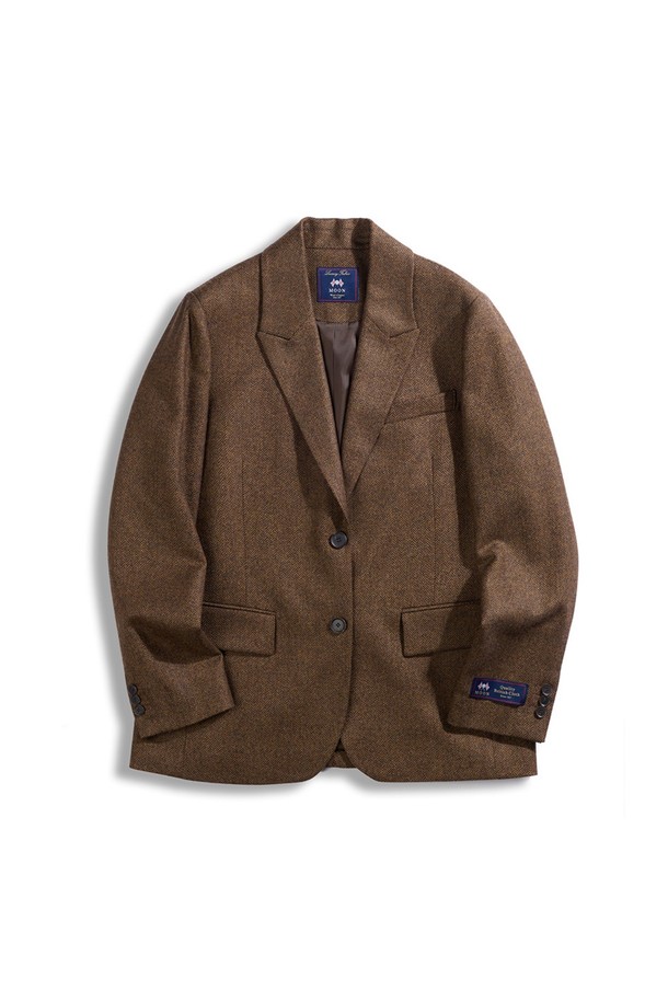 헤링본 메리노울 자켓 - 카멜 브라운은 여성의 가을, 겨울 스타일을 책임질 아우터입니다. 부드러운 촉감의 메리노울 소재에 헤링본 패턴이 더해져 클래식하면서도 베이직한 무드를 연출합니다. 레귤러 핏, 긴 소매, 싱글 버튼 여밈의 테일러드 코트 타입 자켓으로, 출근룩, 오피스룩, 겨울 데일리룩에 모두 잘 어울립니다. 카멜 브라운 컬러는 미니멀, 시크한 스타일을 완성하며, 넉넉한 포켓 디테일로 실용성까지 갖췄습니다.
