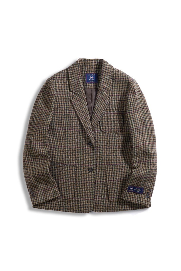 하운드투스 셔틀랜드 울 재킷 - 카키는 가을, 겨울 시즌에 완벽한 남성용 테일러드 재킷입니다. 클래식하고 베이직한 스타일로, 비즈니스 캐주얼, 출근룩, 겨울 데일리룩에 모두 잘 어울립니다. 부드러운 촉감의 두꺼운 울 소재로 제작되었으며, 하운드와 헤링본 패턴이 돋보입니다. 싱글 버튼 여밈 방식과 레귤러 핏으로 편안하게 착용 가능하며, 더블 웰트 이너포켓, 보강된 아웃포켓, 커프스 로고 엠보싱, 보강된 밑단 등의 특징을 갖추고 있습니다. 울마크 인증을 받은 고급스러운 셔틀랜드 울 재킷으로, 미니멀하고 캐주얼한 스타일을 연출해보세요.
