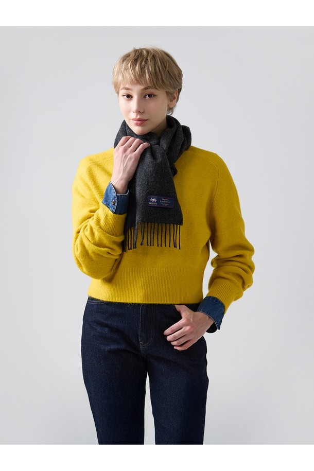 메리노울 머플러 25cm - 다크 차콜은 가을, 겨울철 따뜻하고 스타일리시하게 연출할 수 있는 머플러입니다. 고급스러운 다크 차콜 컬러의 부드러운 메리노울 100% 소재로 제작되어 피부에 자극 없이 포근한 착용감을 선사합니다. 멜란지 기법을 사용하여 은은하고 세련된 색감을 더했으며, 뛰어난 보온성과 흡습, 향균, 소취 기능으로 쾌적함을 유지해줍니다. 일상, 산책, 카페 등 다양한 TPO에 클래식, 미니멀, 캐주얼 스타일로 활용하기 좋으며, 플라워 또는 유니온잭 패턴과 프린지 디자인이 돋보입니다. 일러스트 패키지로 소중한 사람에게 선물하기에도 좋습니다.
