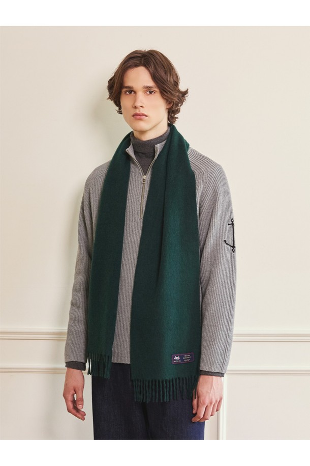 메리노울 머플러 25cm - 로얄 그린은 울마크 인증을 받은 프리미엄 메리노울 소재로 제작되어 부드러운 촉감과 뛰어난 보온성을 자랑합니다. 로얄 그린 컬러의 무지 디자인은 클래식하고 베이직한 스타일을 연출하며, 겨울철 데일리룩, 출근룩, 모임룩 등 다양한 TPO에 활용하기 좋습니다. 두꺼운 두께감으로 추운 날씨에도 따뜻하게 착용 가능하며, 형태 유지력이 우수하고 정전기 방지 기능까지 갖춰 실용적입니다. 프린지 디테일이 돋보이는 이 머플러는 캐주얼, 포멀 룩 모두 소화 가능하여 활용도가 높습니다.
