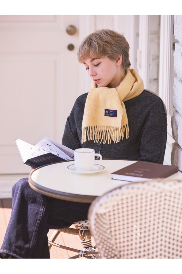 메리노울 머플러 25cm - 샌드는 부드러운 촉감과 뛰어난 보온성을 자랑하는 겨울철 필수 아이템입니다. 울마크 인증을 받은 메리노울 소재에 멜란지 기법을 적용하여 은은하고 고급스러운 샌드 컬러를 연출합니다. 일상, 데일리룩은 물론 산책룩, 모임룩 등 다양한 TPO에 활용하기 좋으며, 클래식하고 베이직한 스타일에 미니멀한 감성을 더했습니다. 25cm 폭의 적당한 길이로 다양한 스타일링이 가능하며, 뛰어난 통기성과 흡습 기능으로 쾌적하게 착용할 수 있습니다.
