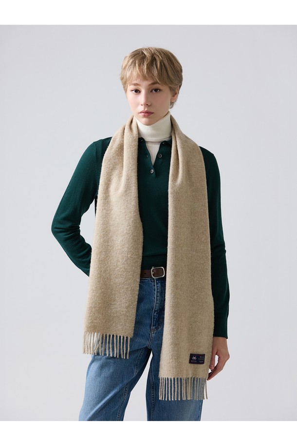 부드러운 메리노울 소재의 베이지 컬러 머플러입니다. 25cm 너비로 제작되어 가볍게 착용하기 좋으며, 가을, 겨울철 데일리룩에 따뜻함과 포인트를 더해줍니다. 영국 클래식 디자인에 멜란지 기법을 사용하여 은은한 멋을 살렸으며, 프린지 장식으로 포인트를 주었습니다. 보온, 흡습, 통기, 향균 기능은 물론, 필링 방지 및 형태 유지 기능으로 오랫동안 변함없이 즐길 수 있습니다. 클래식, 미니멀, 캐주얼 등 다양한 스타일의 겨울 코디에 활용해보세요.
