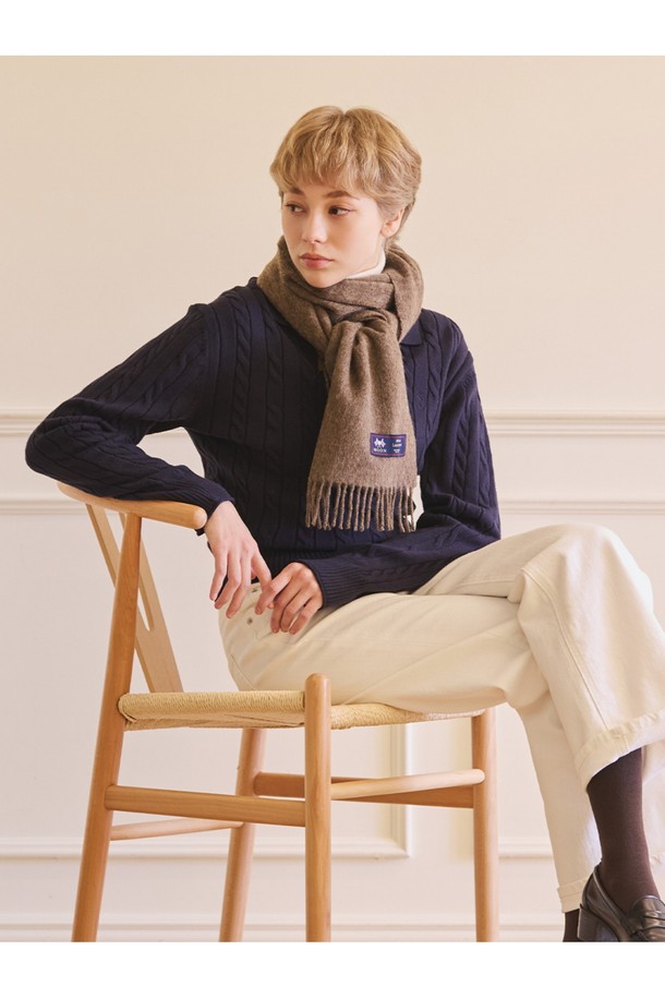 메리노울 머플러 25cm - 다크 베이지는 부드러운 메리노 램스울 소재로 제작되어 겨울철 보온성을 책임집니다. 15~25마이크론의 섬세한 섬유와 최대 7가지 색상의 원사 혼합, 밀란지 기법을 통해 빛과 각도에 따라 다채롭게 변화하는 다크 베이지 컬러를 표현합니다. 플라워와 유니언 잭 패턴이 클래식한 스타일을 강조하며, 프린지 장식으로 포인트를 더했습니다. 일상, 격식 있는 자리 어디든 잘 어울리며, 겨울 데일리룩, 모임룩, 상견례룩에 포근함을 더해줄 머플러입니다.
