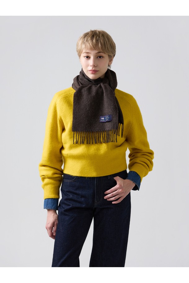 메리노울 머플러 25cm - 모카는 가을, 겨울철에 따뜻함과 스타일을 동시에 선사하는 머플러입니다. 부드러운 메리노울 소재로 제작되어 촉감이 매우 좋으며, 얇은 두께로 답답함 없이 착용 가능합니다. 멜란지 기법을 사용하여 7가지 색상이 혼합되어 은은하고 고급스러운 분위기를 연출하며, 자연스러운 드레이프성이 특징입니다. 플라워 패턴과 프린지 디자인이 더해져 클래식하면서도 베이직한 스타일을 완성하며, 보온, 흡습, 통기, 항균 및 탈취, 온도 조절 기능까지 갖춰 실용적입니다. 가을 나들이룩, 겨울 데일리룩, 카페룩 등 다양한 TPO에 활용하여 미니멀, 캐주얼, 클래식 스타일을 연출할 수 있습니다.
