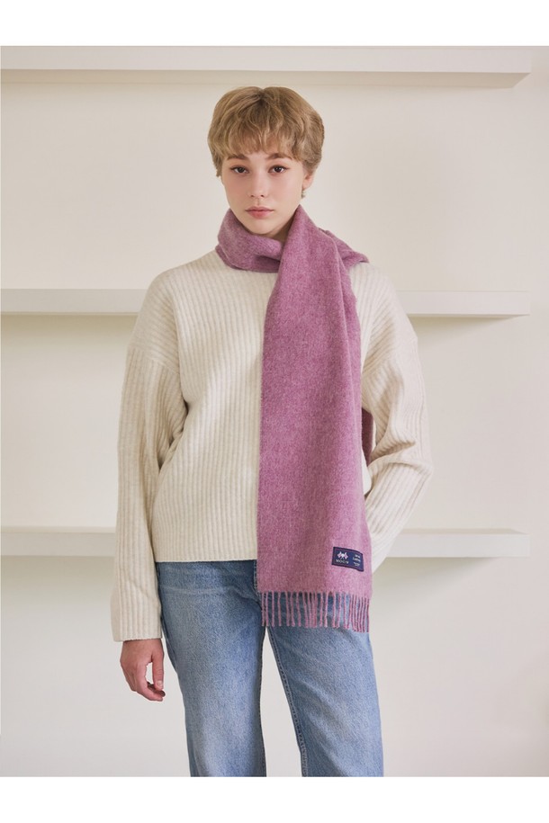 메리노울 머플러 25cm - 로얄 핑크는 부드러운 촉감과 포근함을 선사하는 머플러입니다. 15~25마이크론의 섬세한 메리노 램스울 소재로 제작되어 가을, 겨울철 데일리룩, 산책룩, 카페룩에 따뜻함과 스타일을 더해줍니다. 최대 7가지 색상을 혼합하는 밀란지 기법으로 은은하고 고급스러운 색감을 표현했으며, 베이직하고 클래식한 디자인으로 다양한 스타일에 매치하기 좋습니다. 또한, 보온, 통기, 향균, 소취 기능은 물론, 형태 변형이 적고 보풀이 잘 일어나지 않아 오랫동안 변함없이 착용할 수 있습니다. 로얄 핑크 컬러와 프린지 장식으로 포인트를 더해, 클래식, 미니멀, 캐주얼 스타일을 즐겨 입는 분들께 추천합니다.
