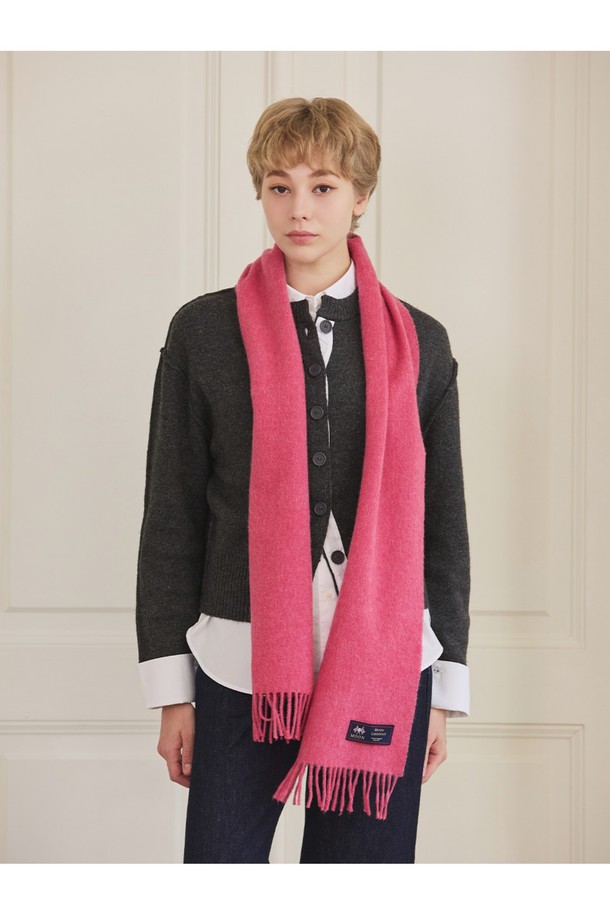 메리노울 머플러 25cm - 핑크는 부드러운 촉감과 뛰어난 보온성을 자랑하는 머플러입니다. 멜란지 기법으로 7가지 색상을 혼합하여 은은하고 세련된 핑크 컬러를 연출하며, 무지 디자인에 프린지 장식으로 포인트를 더했습니다. 메리노울 소재는 흡습, 향균, 통기 기능이 뛰어나 쾌적함을 유지하며, 형태 유지력이 우수하여 오랫동안 변형 없이 착용할 수 있습니다. 가을, 겨울철 데일리룩, 산책룩, 모임룩 등 다양한 TPO에 매치하여 클래식, 미니멀, 캐주얼 스타일을 연출해보세요. 필링을 최소화하여 관리가 용이하며, 부드러운 착용감으로 편안함을 선사합니다.
