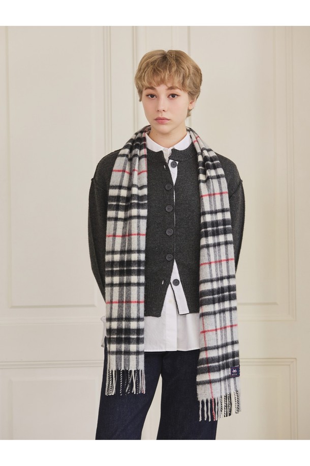 메리노울 머플러 25cm - 그레이 톰슨은 부드러운 촉감과 뛰어난 보온성을 자랑하는 겨울 필수 아이템입니다. 울마크 인증을 받은 메리노울 소재에 밀란지 기법을 사용하여 최대 7가지 색상을 혼합, 은은하고 고급스러운 그레이 컬러의 체크 및 꽃무늬 패턴을 연출했습니다. 25cm, 50cm, 70cm 세 가지 사이즈로 출시되어 다양한 스타일 연출이 가능하며, 형태 변형이 적고 내구성이 강해 오래도록 착용할 수 있습니다. 일상, 격식 있는 자리 모두 잘 어울리며, 보온, 항균, 방취 기능까지 갖춰 겨울철 데일리룩, 모임룩, 오피스룩에 클래식하고 미니멀한 포인트를 더해줍니다.
