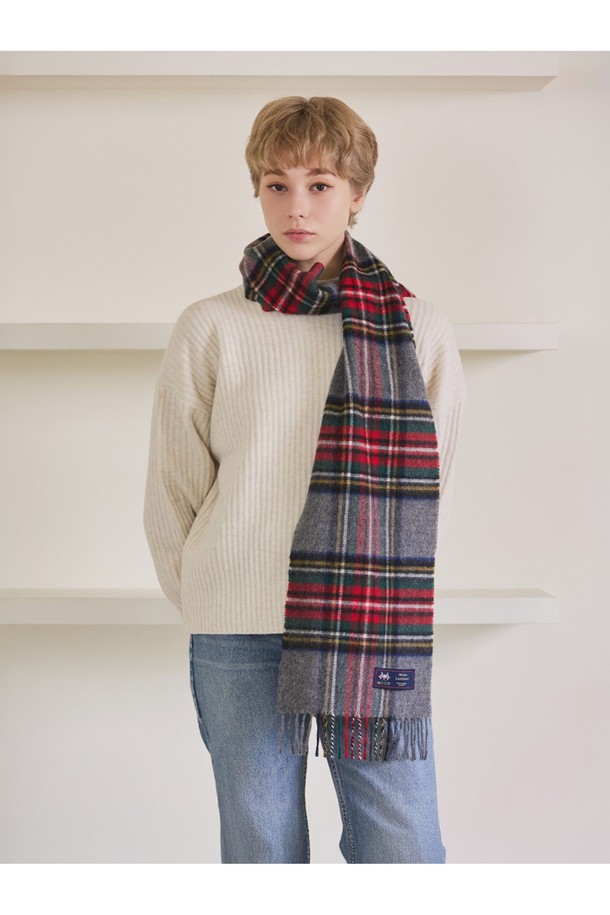 메리노울 머플러 25cm - 그레이 스튜어트는 부드러운 메리노 램스울 소재로 제작되어 가을과 겨울철 따뜻함을 선사합니다. 클래식하고 베이직한 스타일의 체크 패턴과 얇은 두께감으로 다양한 룩에 활용하기 좋습니다. 밀란지 기법을 사용하여 최대 8가지 색상을 혼합, 빛과 각도에 따라 다채로운 색감 변화를 보여줍니다. 일상, 격식 있는 자리 어디든 잘 어울리며, 보온, 흡습, 통기, 항균, 방취 기능으로 실용성을 더했습니다. 
**TPO:** 겨울 데일리룩, 모임룩, 오피스룩 **STYLE:** 클래식, 미니멀, 캐주얼