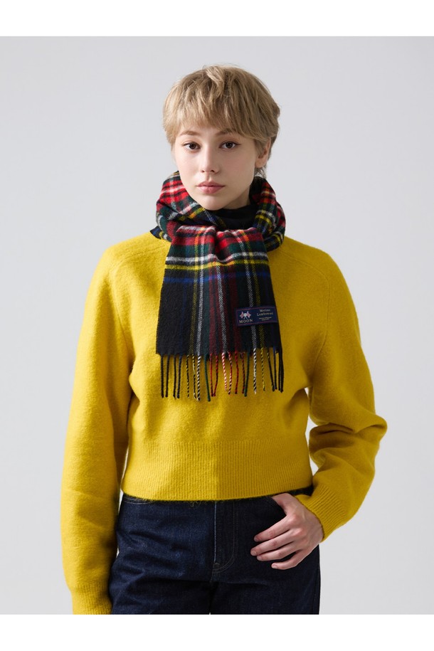 메리노울 머플러 25cm - 블랙 스튜어트는 부드러운 촉감과 뛰어난 보온성을 자랑하는 머플러입니다. 15~25마이크론의 섬유 굵기를 가진 메리노울 소재로 제작되어, 캐시미어급 부드러움을 선사합니다. 생후 6개월 미만 어린 양의 첫 채취 울을 사용하여 보풀이 적고 형태 변형이 적으며, 항균, 방취, 정전기 방지 기능으로 쾌적하게 착용 가능합니다. 블랙과 멀티컬러 체크 패턴으로, 클래식하면서도 베이직한 스타일을 연출하며 가을, 겨울철 데일리룩, 모임룩, 오피스룩에 활용하기 좋습니다. 발수 기능으로 눈, 비에도 든든하게 몸을 보호해줍니다.
