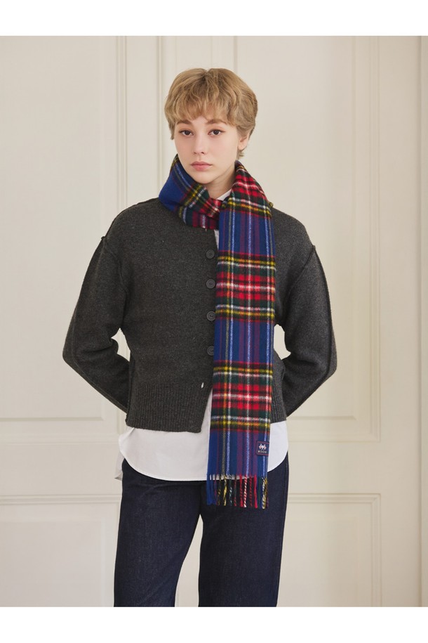 블루 컬러의 메리노울 머플러 25cm입니다. 메리노 램스울 100% 소재로 제작되어 부드러운 촉감과 뛰어난 보온성을 자랑하며, 가을, 겨울철에 따뜻하게 착용할 수 있습니다. 멜란지 기법으로 은은한 멋을 더했으며, 클래식한 체크 패턴과 프린지 디자인이 돋보입니다. 일상, 모임, 카페 등 다양한 TPO에 어울리는 영국 스타일의 머플러로, 미니멀, 캐주얼 룩에 포인트를 더하기 좋습니다. 흡습 및 항균 기능으로 쾌적하게 착용할 수 있습니다.
