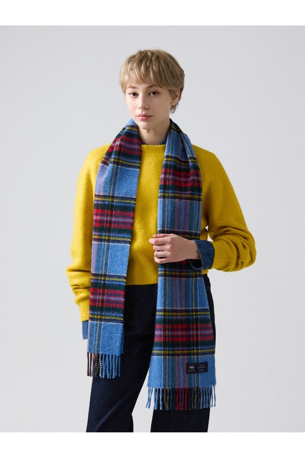 메리노울 머플러 25cm - 블루 빈티지 스튜어트는 부드러운 메리노 램스울 소재로 제작되어 가을, 겨울철 따뜻하고 포근한 착용감을 선사합니다. 클래식 스타일에 어울리는 체크 패턴과 빈티지 블루 컬러, 프린지 디자인이 돋보이며, 울마크 인증을 받은 고품질 제품입니다. 얇은 두께감으로 보온성과 통기성을 동시에 갖춰 일상생활에서 편안하게 착용할 수 있습니다. 2025년 일러스트레이터 '고봄' 작가와의 협업으로 디자인의 가치를 더했습니다. 데이트룩, 가을 나들이룩, 겨울 데일리룩에 클래식하면서도 미니멀한 스타일을 더해보세요.
