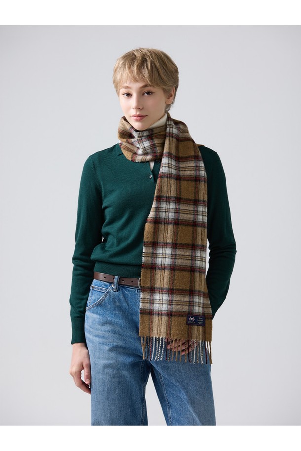 부드러운 메리노울 소재의 "메리노울 머플러 25cm - 카멜 스튜어트"입니다. 카멜, 브라운, 화이트 색상으로 구성되어 있으며, 멜란지 기법의 체크 패턴이 특징입니다. 가을, 겨울 시즌에 착용하기 좋으며, 일상, 산책, 카페 등 다양한 TPO에 잘 어울립니다. 클래식, 미니멀, 캐주얼 스타일을 즐기는 분들께 추천하며, 보온, 흡습, 통기 기능과 램스울 100%의 자연 항균 및 냄새 방지 기능까지 갖췄습니다. 25cm 너비로 제작되어 활용도가 높습니다.
