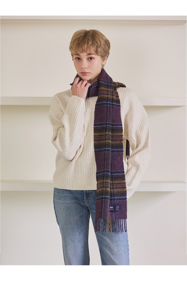 헤더 스튜어트 메리노울 머플러 25cm는 가을, 겨울철 포근함을 선사하는 클래식 스타일의 머플러입니다. 25cm x 190cm 사이즈로, 메리노 양모 100% 소재를 사용하여 부드러운 촉감과 뛰어난 보온성을 자랑합니다. 헤더와 멀티 컬러, 체크 패턴으로 디자인되었으며, 얇은 두께감과 프린지 장식이 특징입니다. 자연 항균, 통기성, 온도 조절, 형태 유지 기능으로 겨울 데일리룩과 가을 나들이룩에 멋을 더해줍니다.
