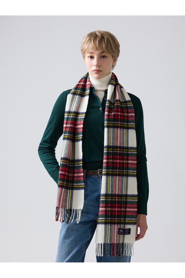 메리노울 머플러 25cm - 드레스 스튜어트는 부드러운 촉감과 따뜻함을 선사하는 겨울철 필수 아이템입니다. 100% 메리노 램스울 소재로 제작되어 뛰어난 보온성과 흡습, 통기 기능을 제공하며, 정전기 방지 기능과 방수 기능으로 실용성을 더했습니다. 클래식한 체크 패턴과 프린지 디자인이 돋보이며, 두꺼운 두께감으로 포근함을 느낄 수 있습니다. 겨울 데일리룩, 산책룩, 카페룩 등 다양한 스타일에 매치하여 클래식하고 미니멀한 무드를 연출해보세요. 화이트, 레드, 그린 3가지 색상으로 만나볼 수 있습니다.
