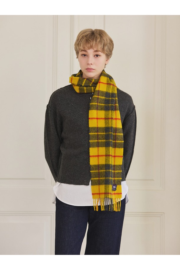 메리노울 머플러 25cm - 맥클리오드는 부드러운 촉감과 클래식한 스타일을 자랑하는 머플러입니다. 가을, 겨울 시즌에 어울리는 얇은 두께의 머플러로, 일상, 산책, 모임 등 다양한 TPO에 활용 가능합니다. 최대 7가지 색상을 혼합하는 밀란지 기법으로 제작되어 은은한 멀티컬러 체크 패턴이 돋보입니다. 15~25마이크론의 메리노울 소재로 제작되어 보온, 흡습, 통기, 향균, 소취 기능을 갖췄으며, 보풀이 적고 형태 변형이 적어 오래도록 사용할 수 있습니다. 울마크 인증을 받은 메리노울 머플러로, 클래식, 미니멀, 캐주얼 스타일을 즐기는 분들에게 추천합니다.
