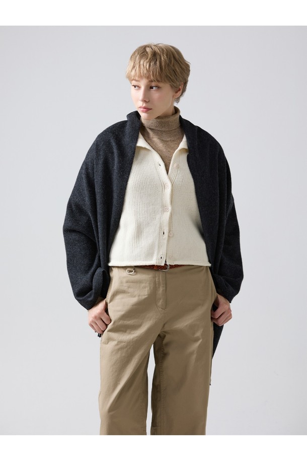 메리노울 숄 70cm - 차콜은 부드러운 메리노울 소재로 제작되어, 겨울철 보온성과 스타일을 동시에 잡을 수 있는 아이템입니다. 70cm x 190cm의 넉넉한 사이즈로, 일상과 격식 있는 자리 모두에 활용 가능하며, 차콜 컬러는 어떤 옷차림에도 잘 어울립니다. 은은한 꽃 또는 유니언잭 패턴으로 포인트를 주었으며, 밀도 있는 두께감과 프린지 디자인이 특징입니다. 보온, 흡습, 통기, 항균, 방취 기능으로 쾌적함을 유지하며, 보풀이 적고 형태 변형이 적어 오래도록 사용할 수 있습니다. 클래식, 미니멀, 캐주얼 스타일의 겨울 데일리룩과 모임룩에 모두 잘 어울립니다.
