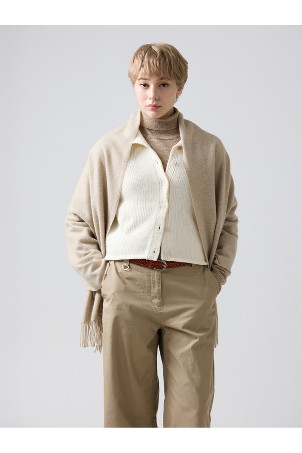 메리노울 숄 70cm - 베이지는 부드러운 촉감과 우수한 보온성을 자랑하는 숄/머플러입니다. 가을, 겨울에 어울리는 두꺼운 두께감과 클래식, 베이직 스타일로 다양한 룩에 활용하기 좋습니다. 15~25마이크론 섬유와 밀란지 기법을 사용하여 형태 변형이 적고, 브리티시 스타일의 고급스러움을 더했습니다. 데일리룩, 모임룩, 오피스룩 등 TPO에 구애받지 않고 클래식, 미니멀, 캐주얼 스타일 모두 소화 가능하며, 프린지 디자인으로 포인트를 주었습니다. 메리노울 소재 특유의 통기, 향균, 소취 기능으로 쾌적하게 착용할 수 있습니다.
