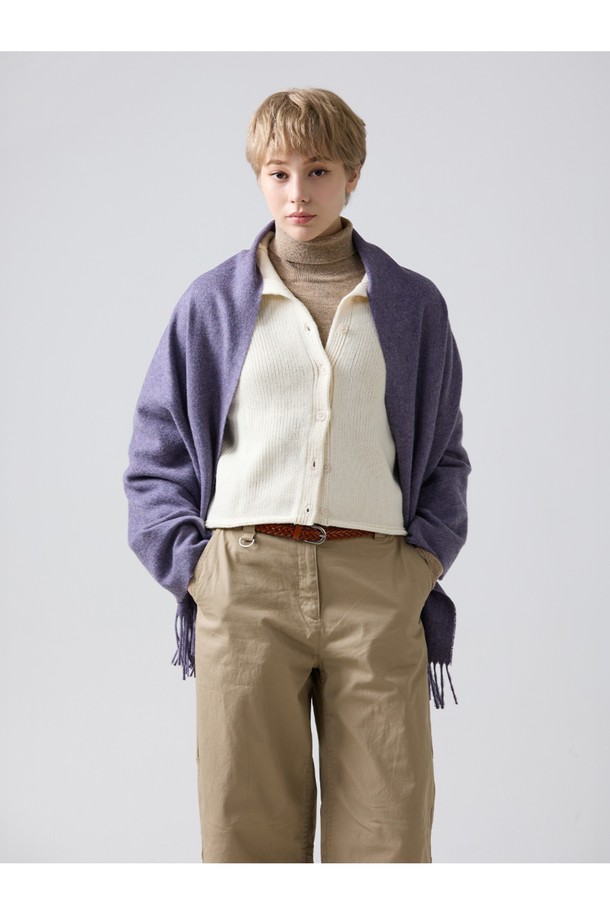 메리노울 숄 70cm - 라벤더는 부드러운 촉감과 우아한 스타일을 선호하는 당신을 위한 겨울철 필수 아이템입니다. 메랑주 기법을 사용하여 빛과 각도에 따라 은은하게 변화하는 라벤더 컬러가 돋보이며, 플라워 패턴과 프린지 디자인이 여성스러움을 더합니다. 중간 두께감의 숄은 보온성과 통기성을 동시에 제공하며, 메리노울 소재 특유의 항균 기능으로 쾌적하게 착용할 수 있습니다. 클래식하면서도 엘레강스한 무드로, 겨울 데일리룩, 모임룩, 오피스룩 등 다양한 TPO에 맞춰 스타일리시하게 연출해보세요. 형태 유지력이 우수하고 필링이 최소화되어 오랫동안 변함없이 아름다움을 간직할 수 있습니다.
