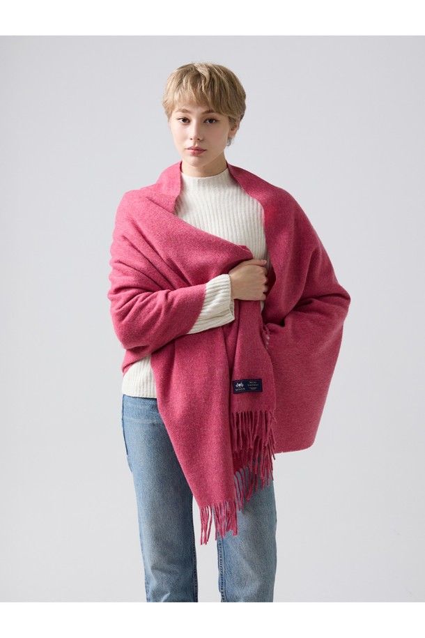 메리노울 숄 70cm - 핑크는 부드러운 촉감과 우수한 보온성을 자랑하는 메리노 램스울 100% 소재의 숄입니다. 빛과 각도에 따라 다채로운 색감을 보여주는 밀란지 패턴과 프린지 디자인이 특징이며, 가을/겨울철 일상, 가을 나들이, 겨울 데일리룩, 산책룩 등 다양한 TPO에 활용하기 좋습니다. 흡습, 통기 기능으로 쾌적함을 유지하며, 보풀이 적고 형태 변형이 적어 오랫동안 변함없이 사용 가능합니다. 클래식, 미니멀, 캐주얼 등 어떤 스타일에도 잘 어울려 폭넓은 활용성을 제공합니다. 15~25마이크론 섬유로 제작되어 더욱 부드러운 착용감을 선사합니다.
