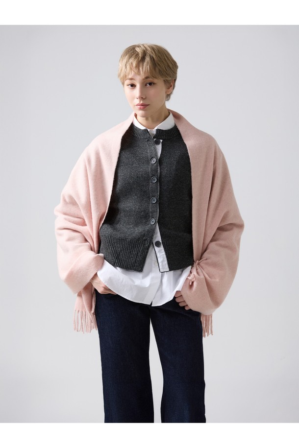 부드러운 메리노울 소재의 숄, "메리노울 숄 70cm - 베이비 핑크"입니다. 얇은 두께감으로 가을, 겨울철에 포근함을 더하며, 멜란지 기법으로 은은한 멋을 자아냅니다. 베이비 핑크 컬러와 클래식, 엘레강스한 스타일이 어우러져 모임룩, 카페룩, 겨울 데일리룩에 돋보이는 포인트를 선사합니다. 프린지 디자인으로 여성스러운 매력을 더하고, 항균, 냄새 방지, 필링 방지 기능으로 위생적이며 형태 유지에도 뛰어납니다. 흡습, 통기 기능으로 쾌적하게 착용할 수 있습니다.
