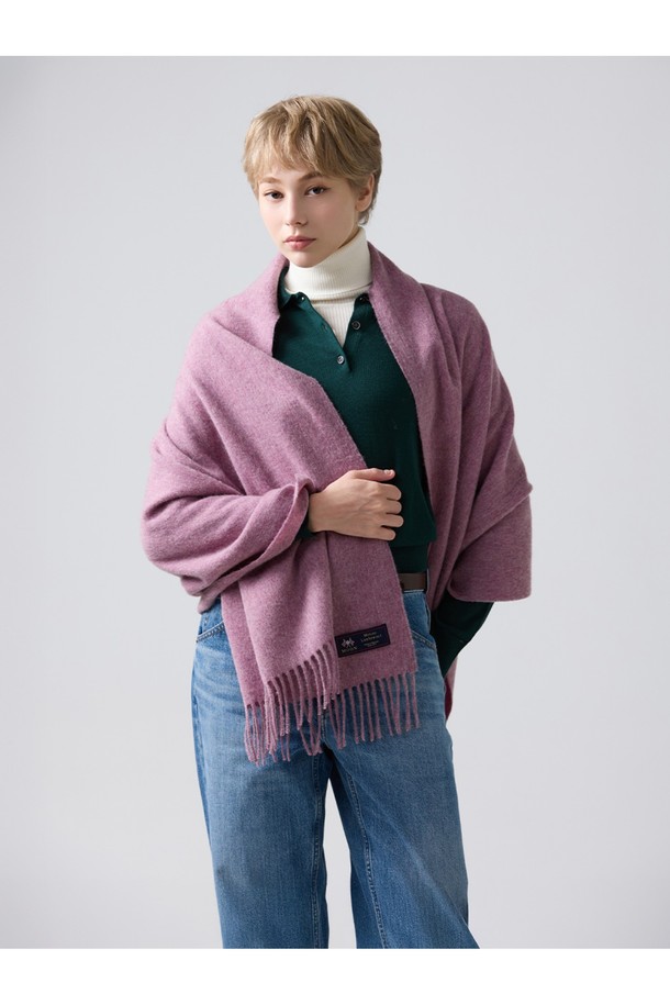 로얄 핑크 컬러의 메리노울 숄 70cm는 가을, 겨울 시즌을 위한 숄/머플러입니다. 메리노 램스울 소재로 제작되어 부드러운 촉감과 뛰어난 보온성을 자랑하며, 흡습, 통기, 항균, 방취 기능까지 갖춰 실용적입니다. 밀란지 기법을 사용하여 최대 5가지 색상을 혼합하고, 빛과 각도에 따라 다채로운 색감 변화를 선사합니다. 꽃 문양과 프린지, 유니언잭 라벨 디자인으로 클래식하고 미니멀한 스타일을 연출하며, 겨울 데일리룩 또는 모임룩에 활용하기 좋습니다. 보풀이 적고 형태 변형이 적어 오랫동안 아름다움을 유지할 수 있습니다.
