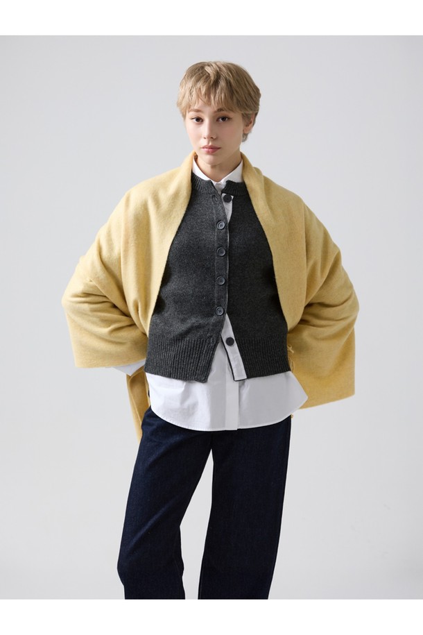 메리노울 숄 70cm - 샌드는 겨울철 따뜻함과 스타일을 동시에 선사하는 머플러입니다. 샌드 컬러의 부드러운 메리노 램스울 소재로 제작되어, 촉촉하고 포근한 착용감을 느낄 수 있습니다. 빛과 각도에 따라 다채로운 색감을 자랑하며, 최대 7가지 색상이 혼합된 밀란지 패턴이 고급스러운 분위기를 더합니다. 격식 있는 자리나 일상에서도 클래식하고 미니멀한 스타일을 연출할 수 있으며, 프린지 디테일이 돋보입니다. 보온성을 높여 겨울 데일리룩, 모임룩, 데이트룩에 폭넓게 활용하기 좋습니다.
