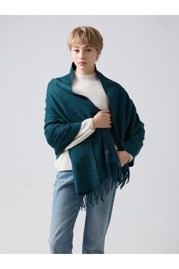 메리노울 숄 70cm - 틸은 겨울철 따뜻함과 스타일을 동시에 잡을 수 있는 클래식한 숄 머플러입니다. 부드러운 메리노울 소재로 제작되어 뛰어난 보온성은 물론, 통기성, 흡습, 항균, 방취 기능까지 갖춰 쾌적하게 착용할 수 있습니다. 틸 컬러에 밀란지 패턴이 더해져 어떤 룩에도 잘 어울리며, 특히 겨울 데일리룩과 모임룩에 활용하기 좋습니다. 울마크 인증 원사를 사용하여 품질을 높였으며, 15~25 마이크론의 섬유 굵기로 부드러운 촉감을 선사합니다. 프린지 디자인이 돋보이며, 형태 유지력이 우수하고 보풀 발생이 적어 오랫동안 변함없이 사용할 수 있습니다.
